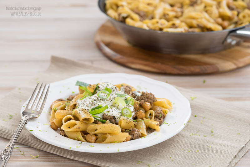 one-pot-hackfleisch-nudelpfanne-mit-kichererbsen-und-joghurtsosse ...