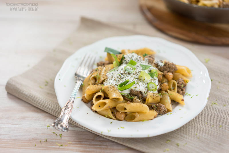 one-pot-hackfleisch-nudelpfanne-mit-kichererbsen-und-joghurtsosse ...