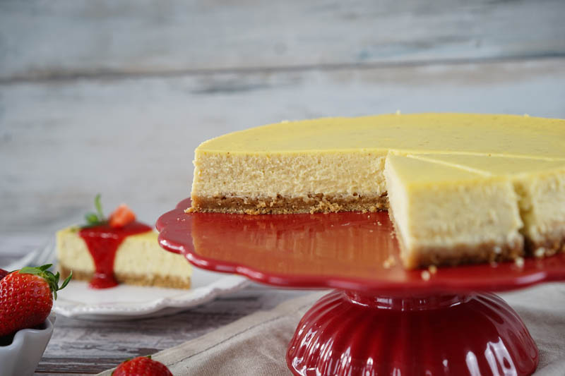 new-york-cheesecake-mit-erdbeersosse-extra-cremig | Sallys-Blog