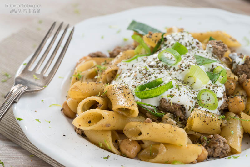 one-pot-hackfleisch-nudelpfanne-mit-kichererbsen-und-joghurtsosse ...